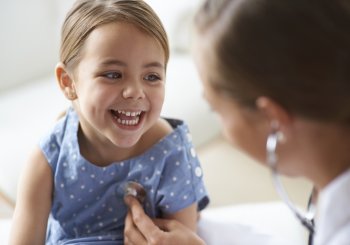 Doctora examinando a una paciente infantil.