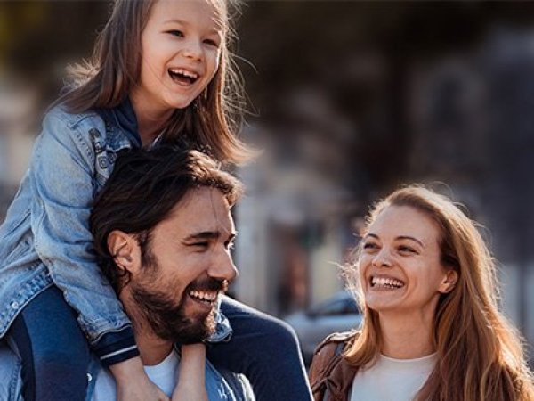 Una familia sonriente disfruta de un momento alegría.