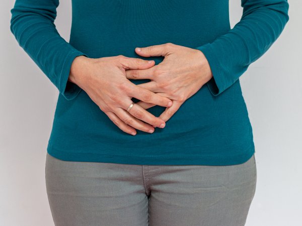 Mujer con las manos sobre su vientre.