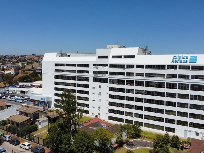 Clínica Bupa Reñaca, rodeada de otros edificios urbanos.