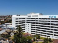Clínica Bupa Reñaca, rodeada de otros edificios urbanos.