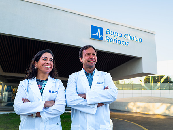 Grupo de cirujanos realizando una cirugía.