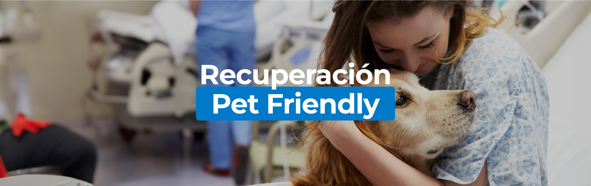 Paciente hospitalizada siendo visitada por su mascota.
