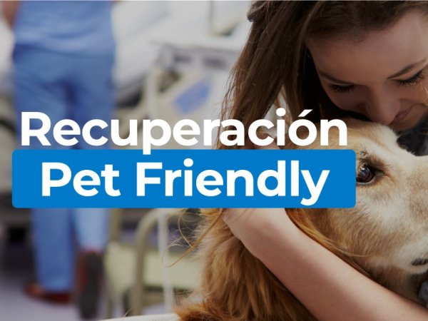 Mujer recibiendo la visita de su mascota en un entorno clínico.