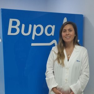 Nutricionista Carolina de la Rosa mirando a la cámara frente a un cubo Bupa.