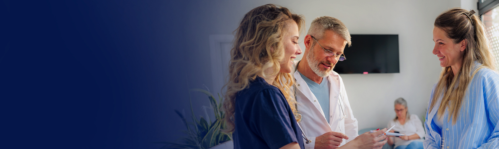 Padre cuidando a su bebe