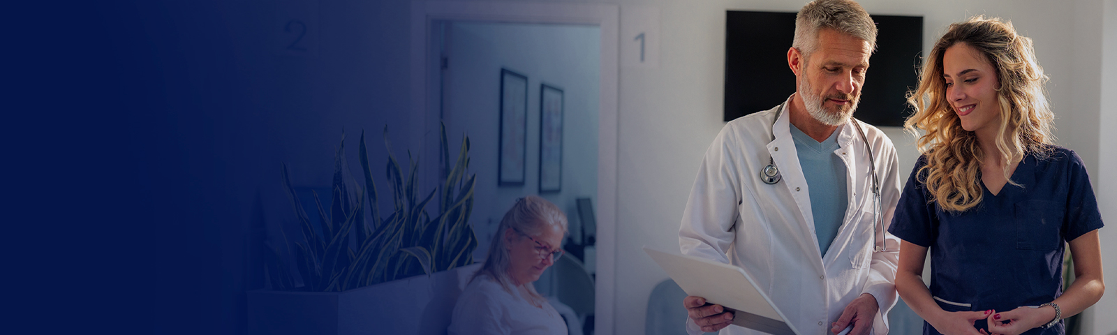 Padre cuidando a su bebe
